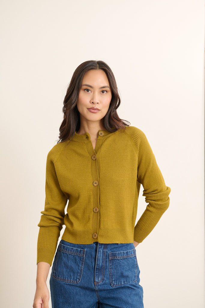 Haut pour femme AH 2025, esprit gilet avec emmanchures raglan en maille légère, chaude et respirante.