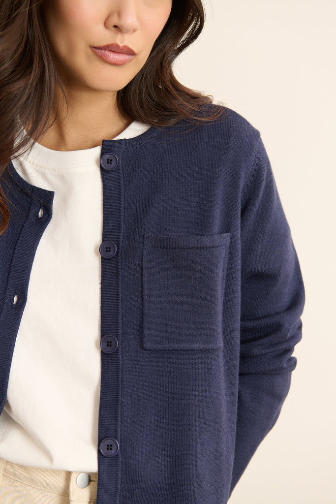 Maille douce 55 % viscose, 25 % laine mérinos, 20 % acrylique, tenue souple avec tombé structuré et toucher agréable.