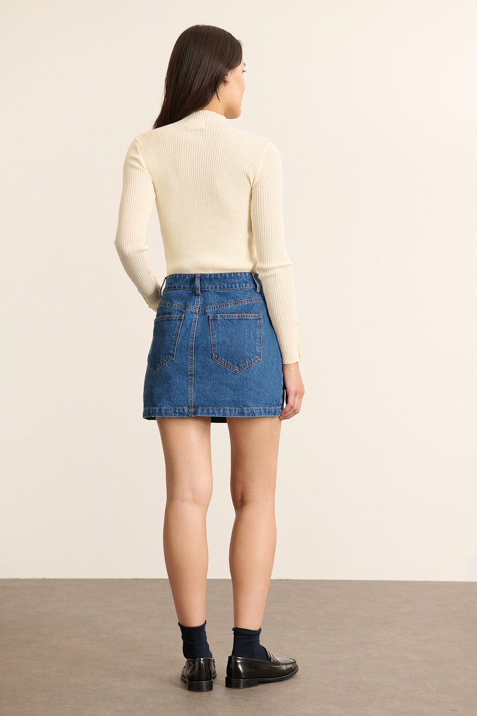 Vue arrière de la jupe en denim colorIs bleu, coupe droite avec deux poches plaquées et couture centrale visible. 