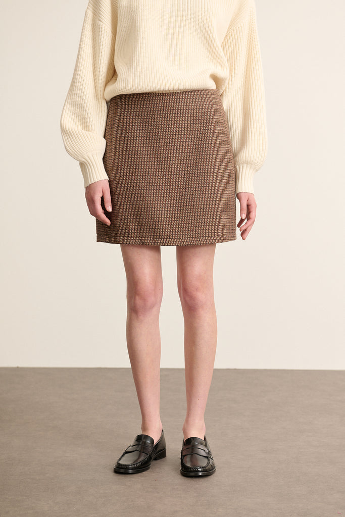 Mini jupe BOWEN coloris marron Garance Paris automne hiver 2025 avec doublure et zip au dos.
