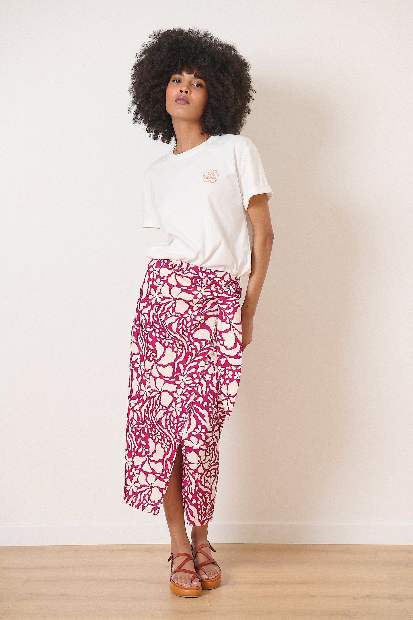 Jupe allure fluide et féminine au tissu fleuri au coloris grenat bas femme estival printemps été 