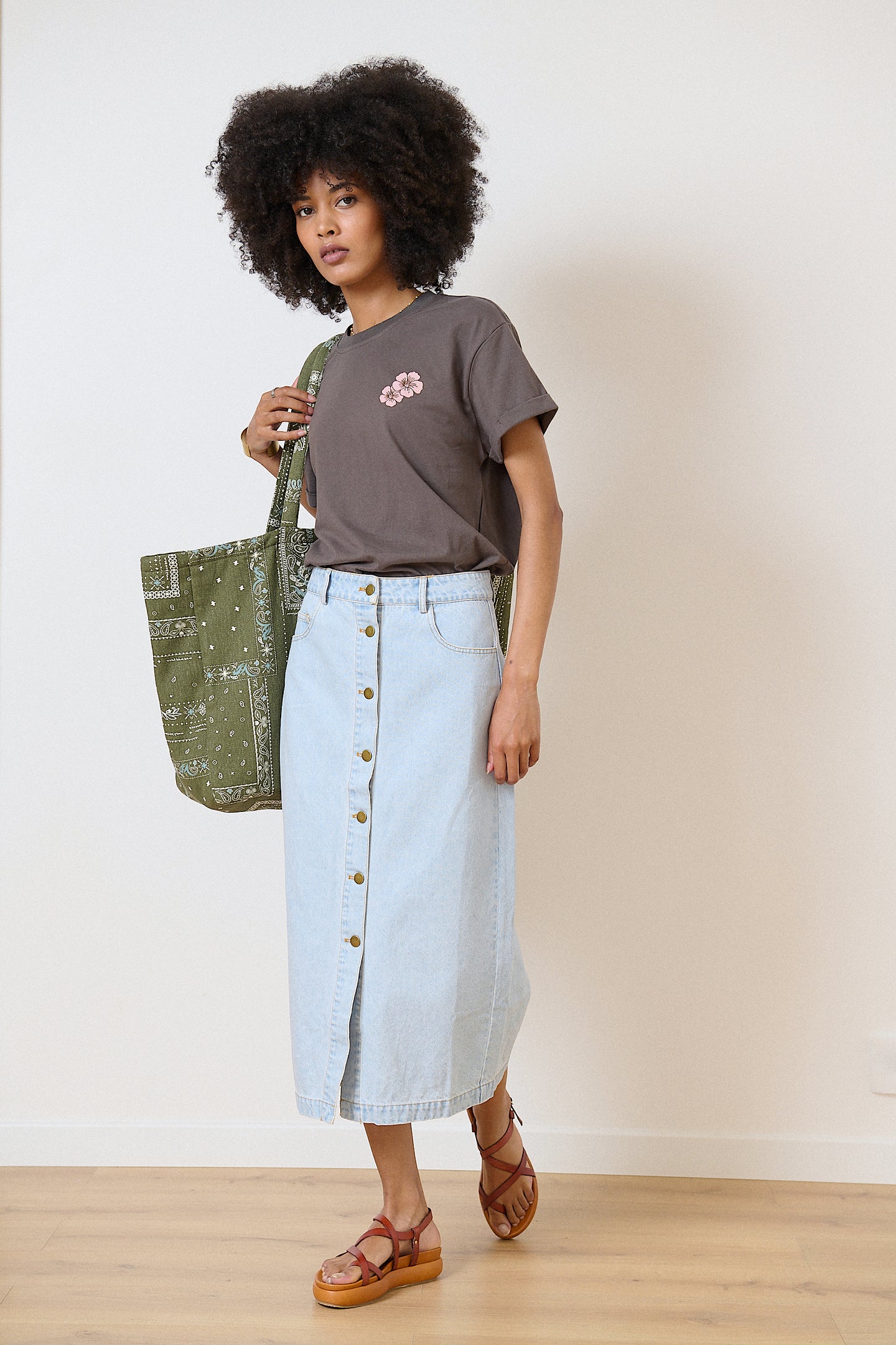 Jupe bleu midi boutonnée avec poches avant et dos, coupe fluide et élégante pour femme
