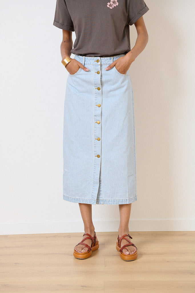 Jupe midi fluide bleu avec boutons et poches, une pièce essentielle pour une garde-robe chic