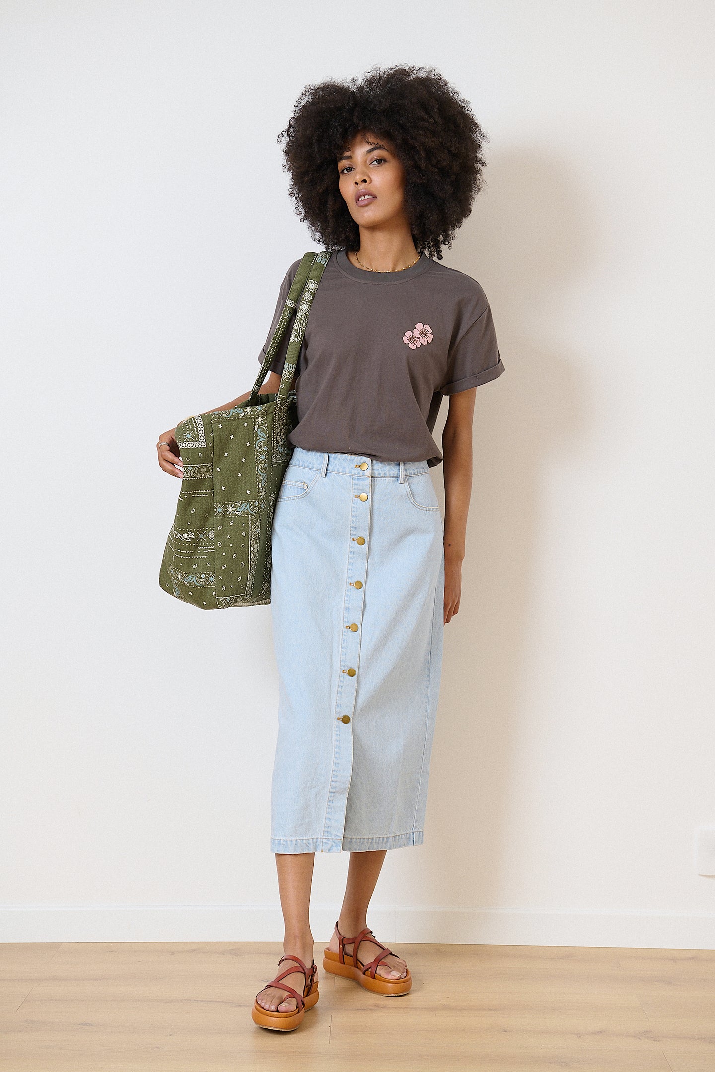 Jupe bleu midi tendance avec fermeture boutonnée et poches, alliant confort et modernité