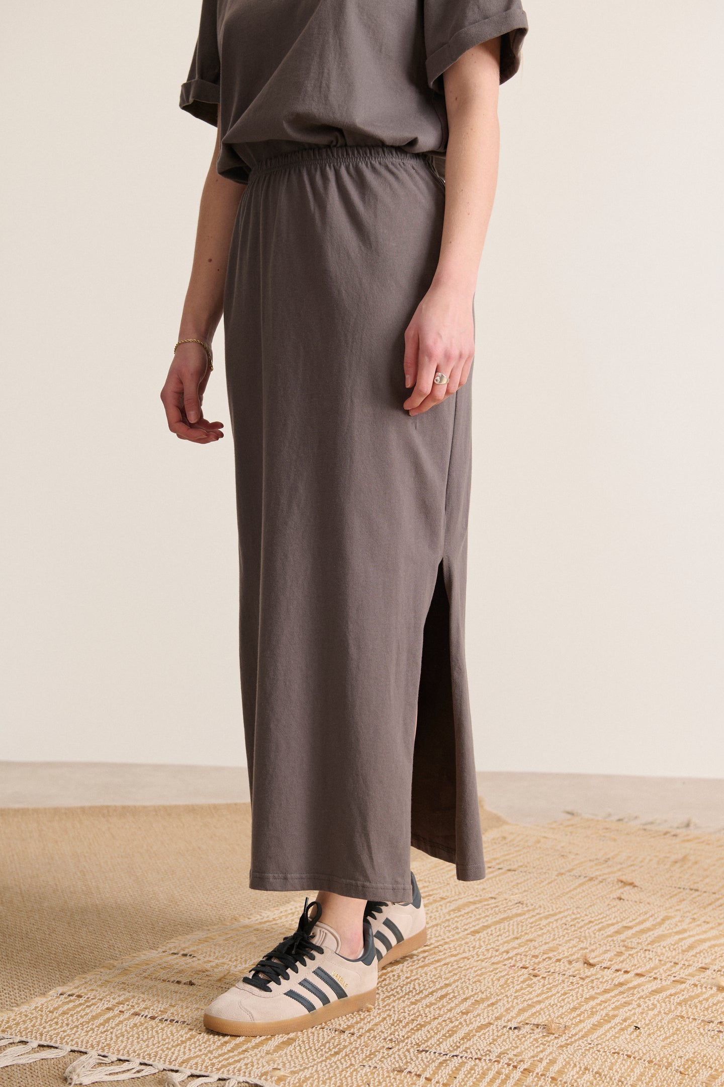Jupe midi anthracite fluide, fentes côtés, taille élastique, à associer avec un top léger Garance Paris