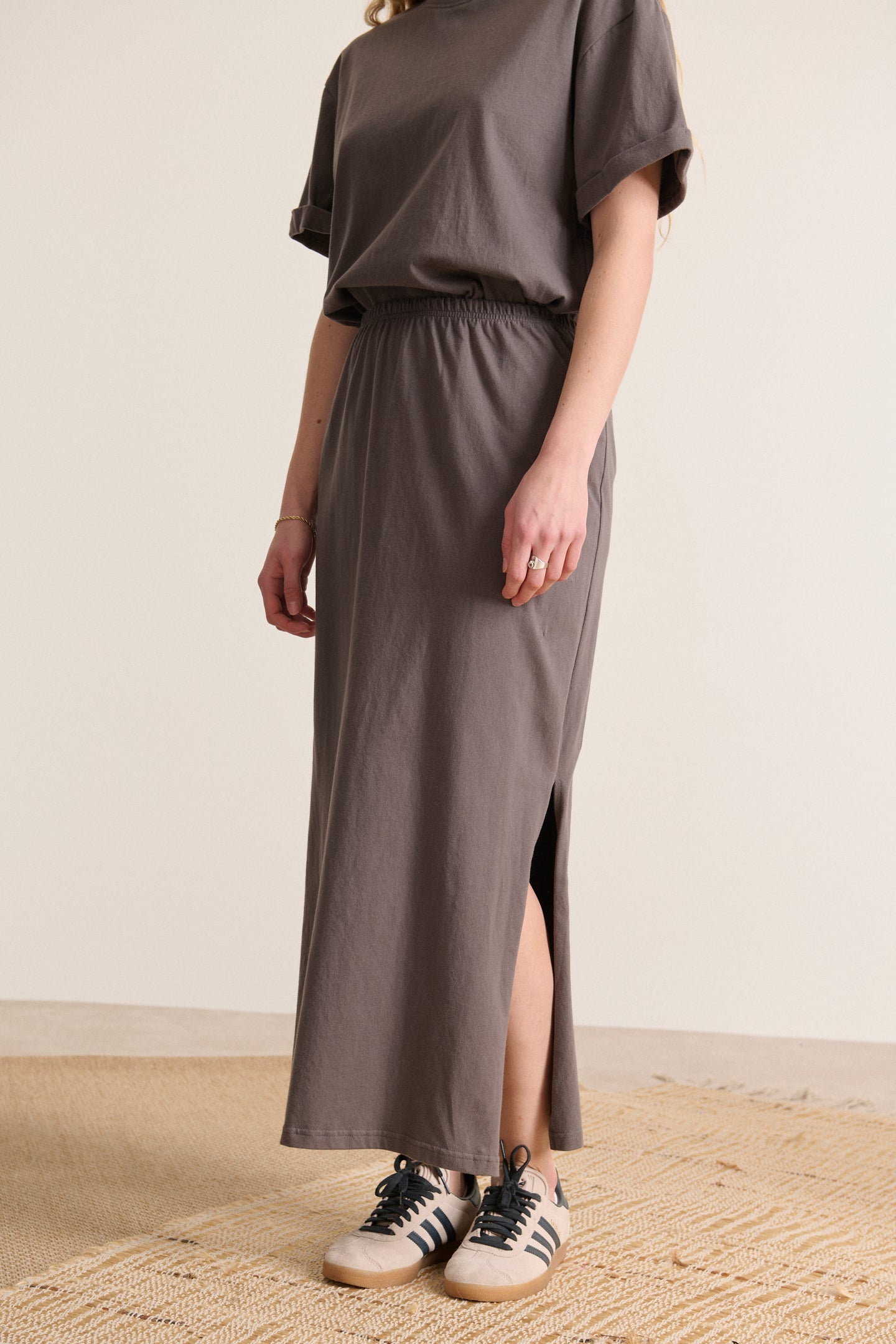Jupe anthracite en jersey, coupe midi, taille élastique, fentes côtés, parfaite pour la mi-saison