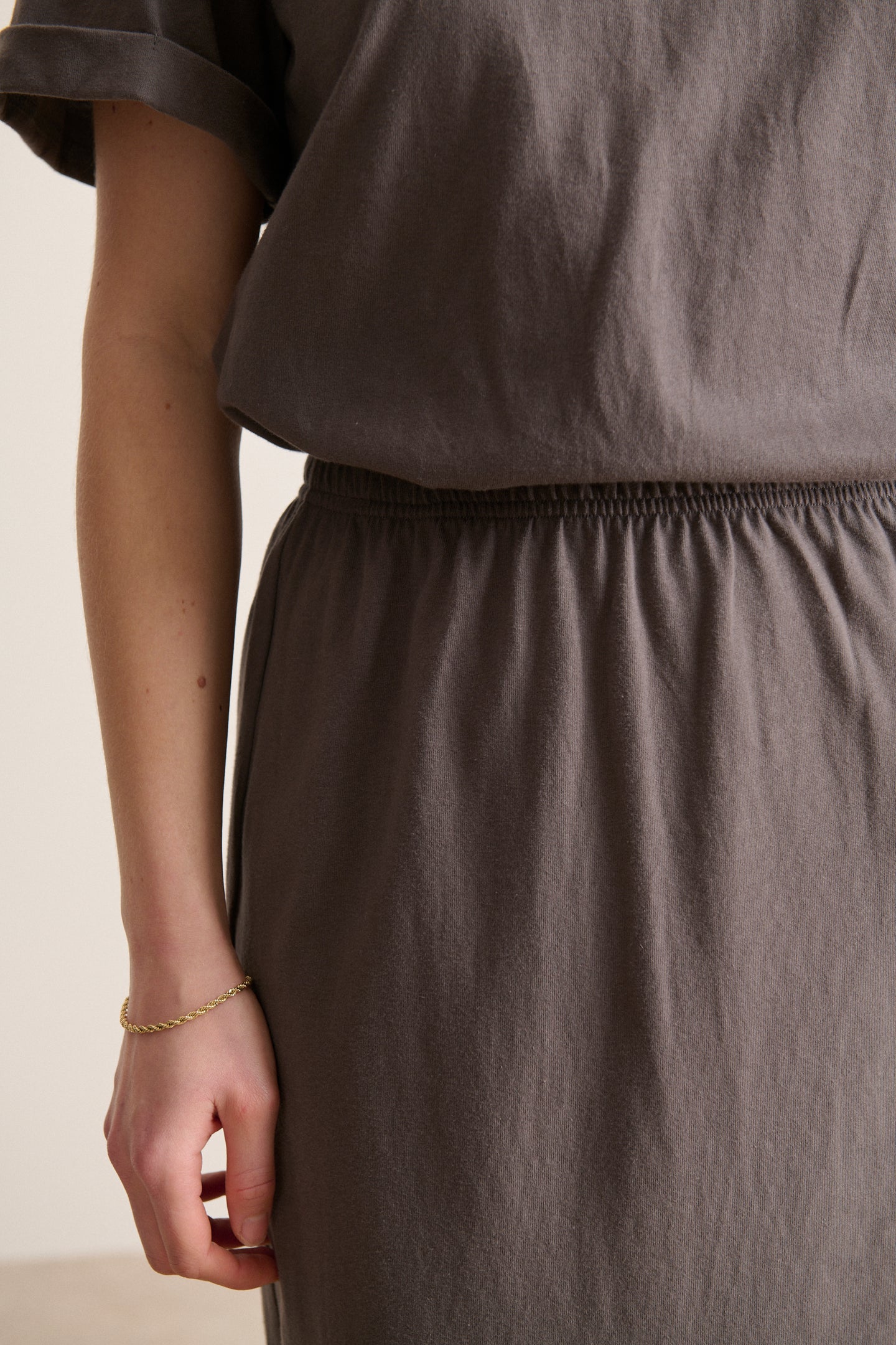 Jupe midi anthracite, tissu jersey souple, fentes côtés, confort et féminité au quotidien
