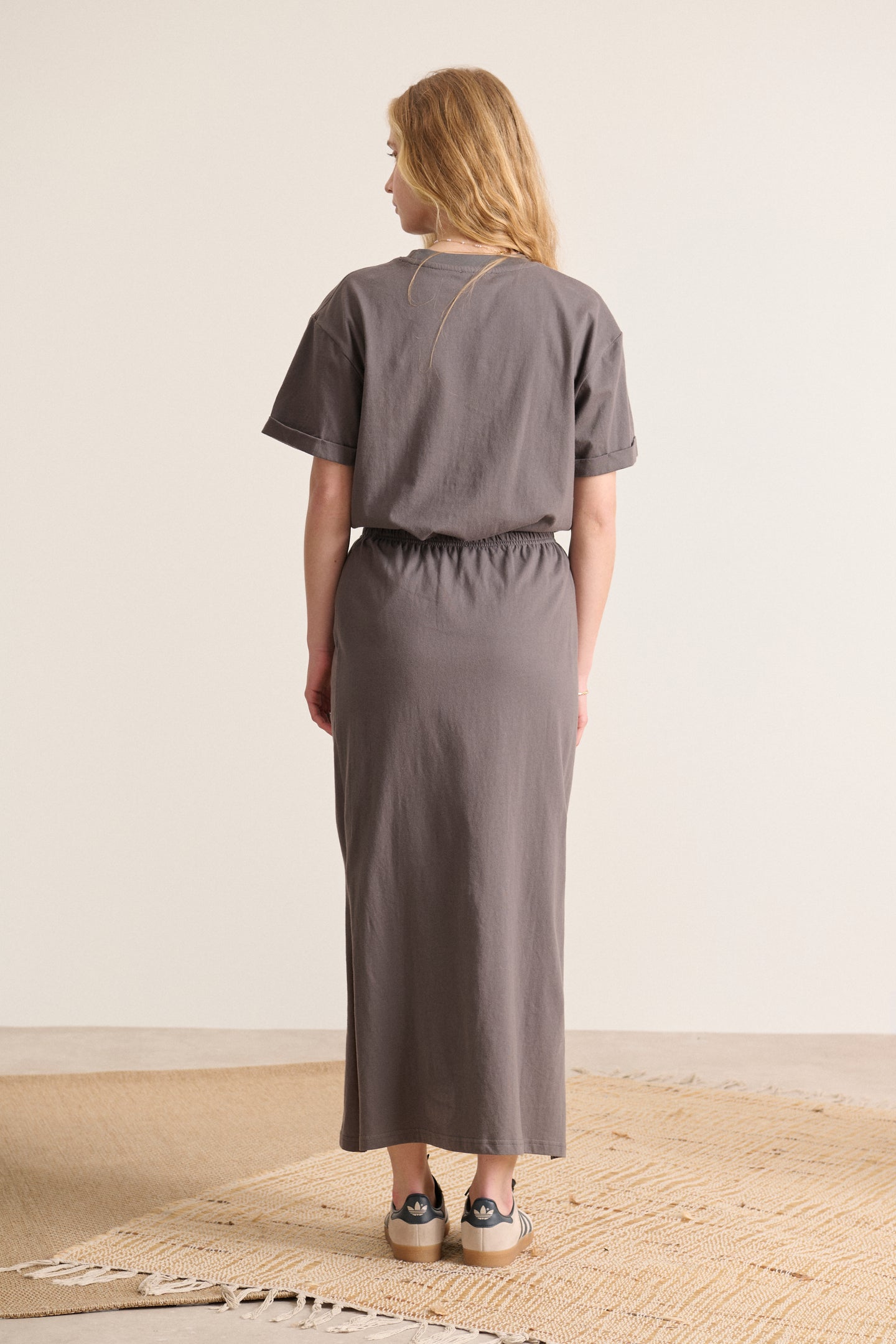 Jupe anthracite en jersey, taille élastique, fentes sur les côtés, idéale pour un look casual chic