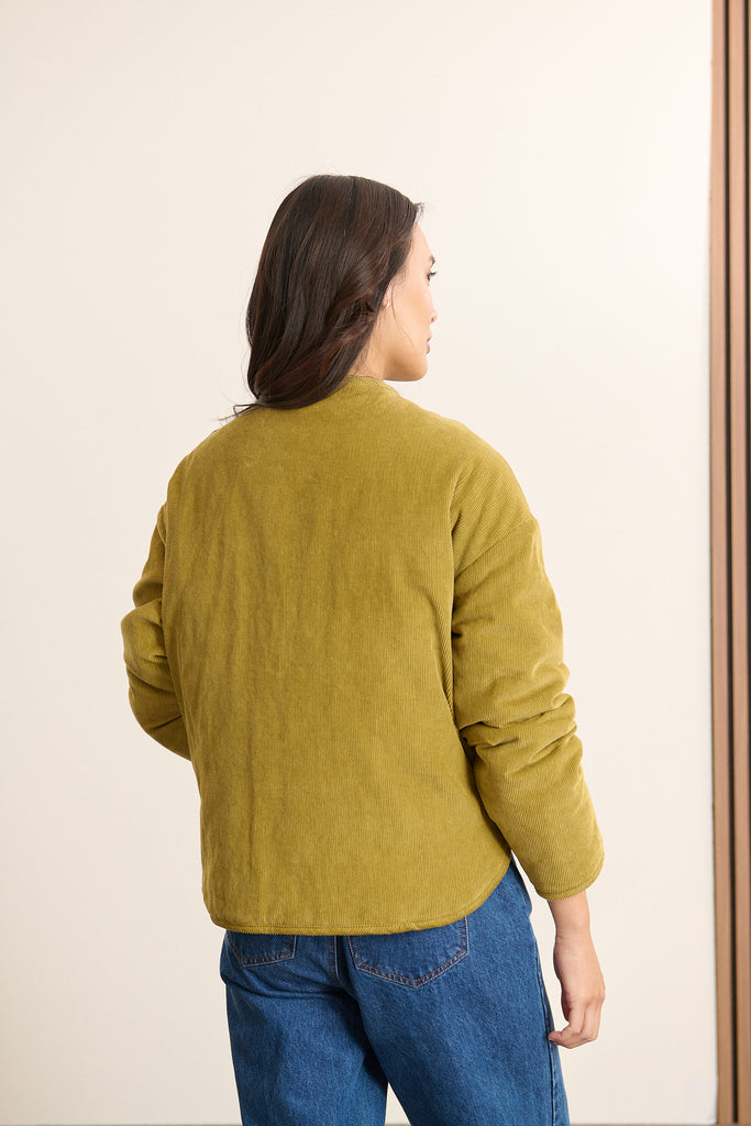 Veste vue de dos, matelassée, volume droit et matelassage régulier jusqu'au bas du dos, collection automne hiver.
