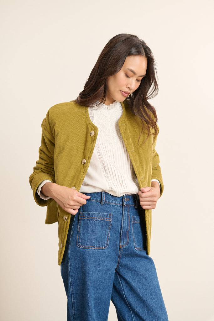 Veste réversible avec un côté velours et un côté matelassé coloris kaki avec boutons effet corne, Garance Paris 2025. 