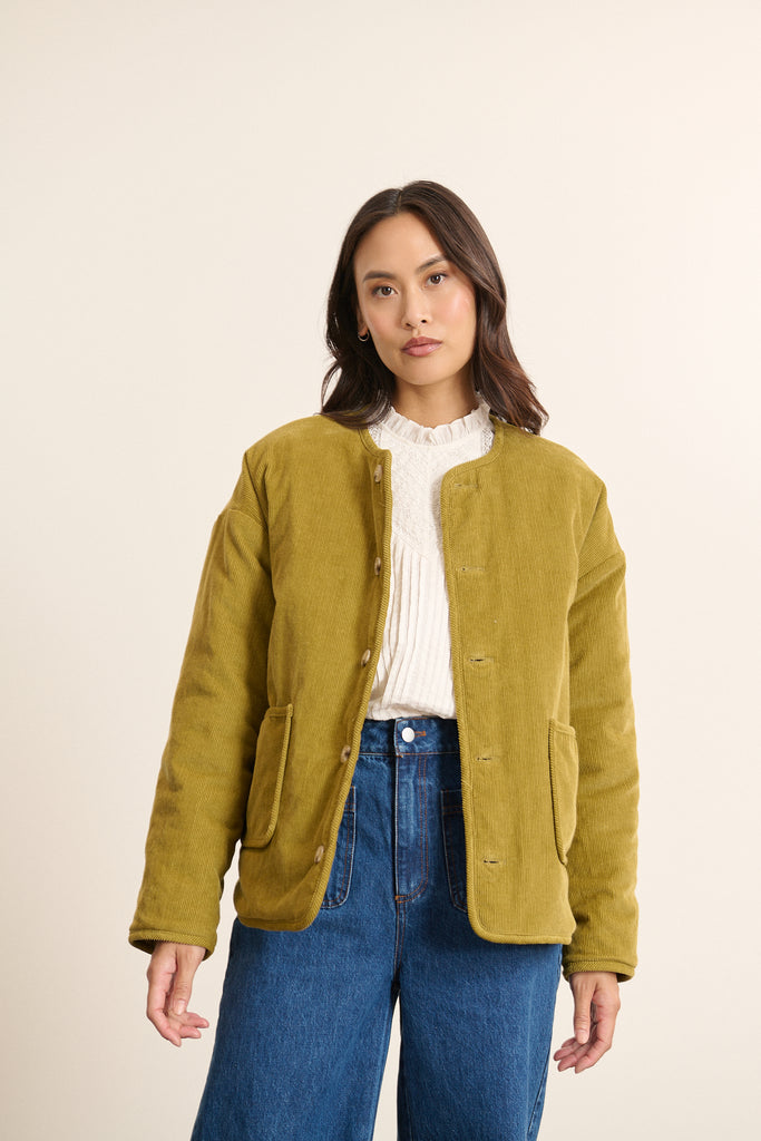 Veste d'hiver pour femmes coloris kaki avec coupe droite et matelassage visible sur toute la surface.