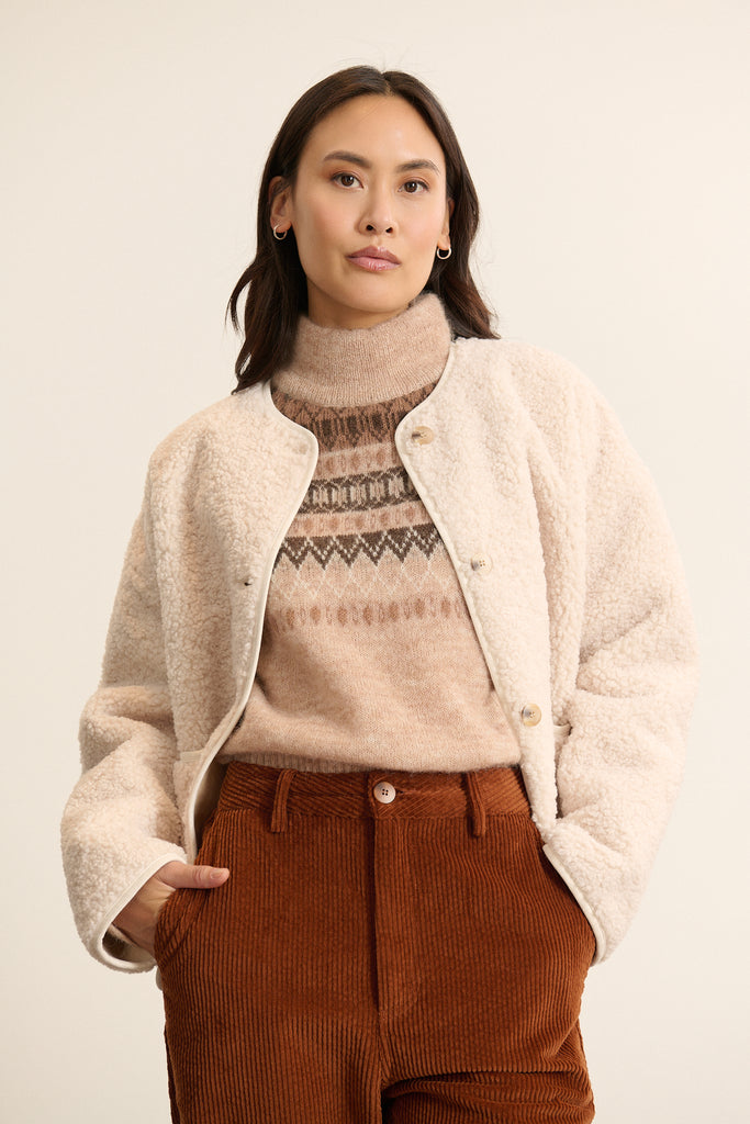 Manteau BRANDY coloris écru, de longueur courte avec bouton effet corne et poches à l'avant Garance.