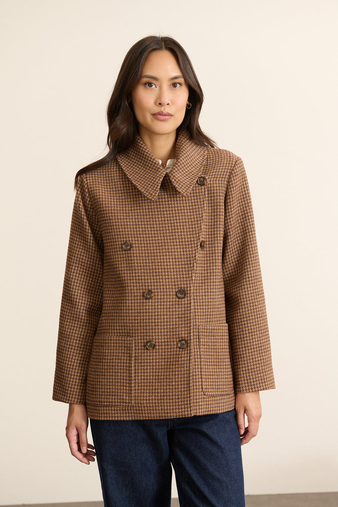 Vêtement d'hiver pour femme, esprit caban avec possibilité de fermer le col grâce au bouton caché sous le col. 