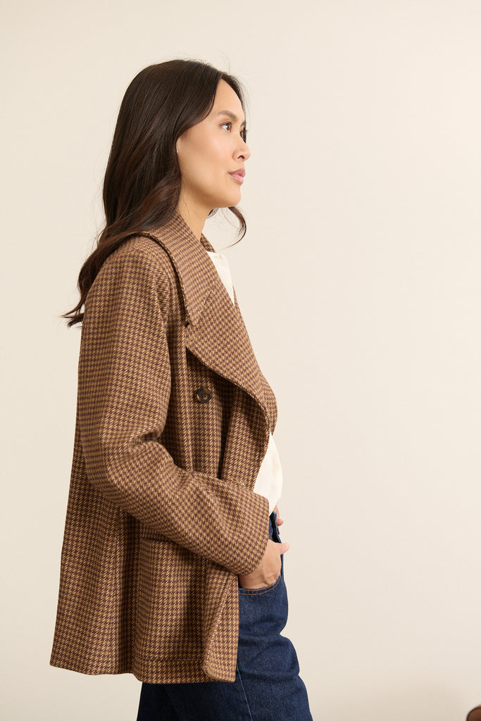Dos du manteau court esprit caban BRIDGET, coupe droite et propre avec finitions avec double boutonnage.