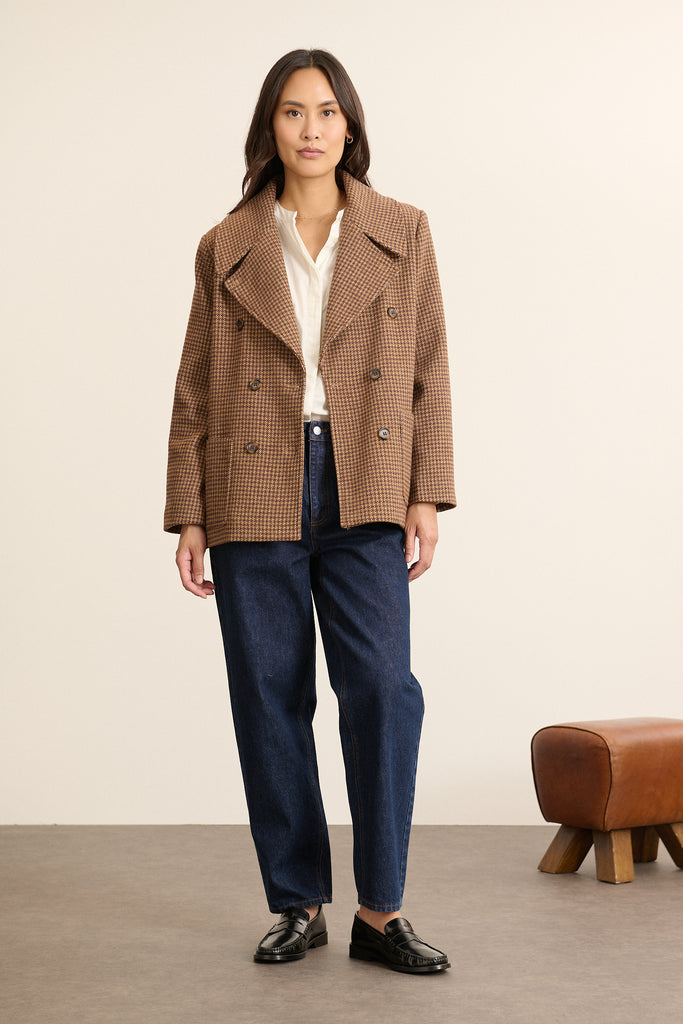 Mannequin femme portant le manteau BRIDGET marron, coupe courte esprit caban et double boutonnage.