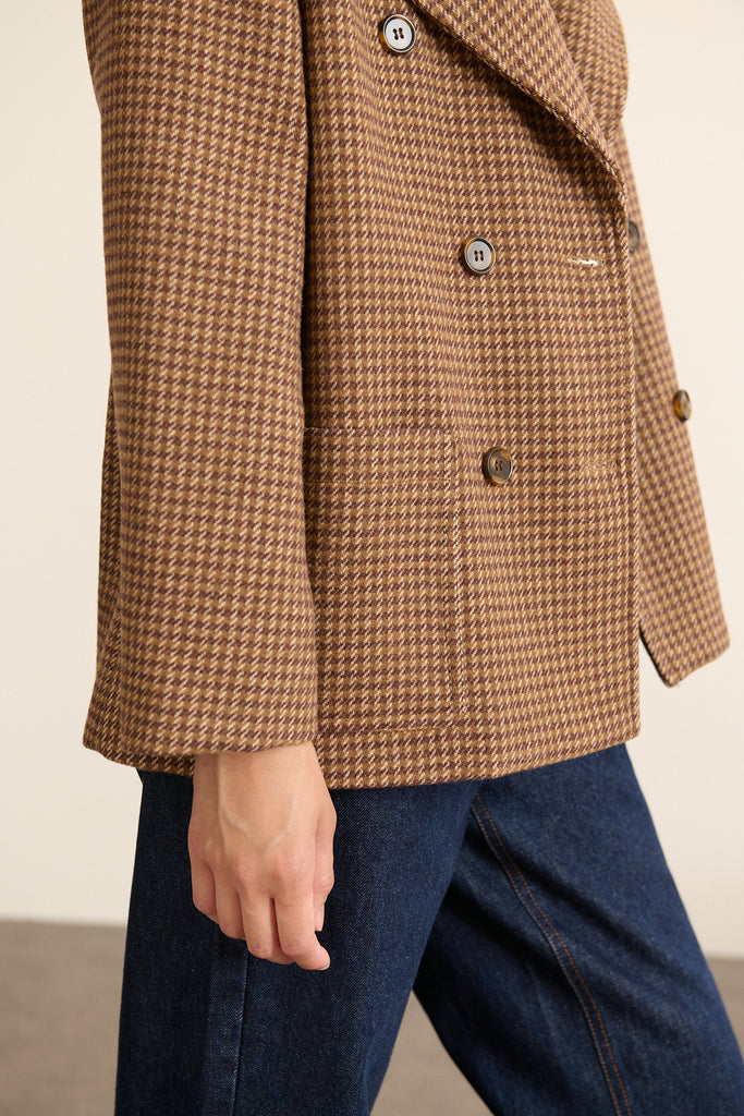 Poche latérale du manteau BRIDGET, discrète et plaquée dans la continuité de la coupe droite du modèle.