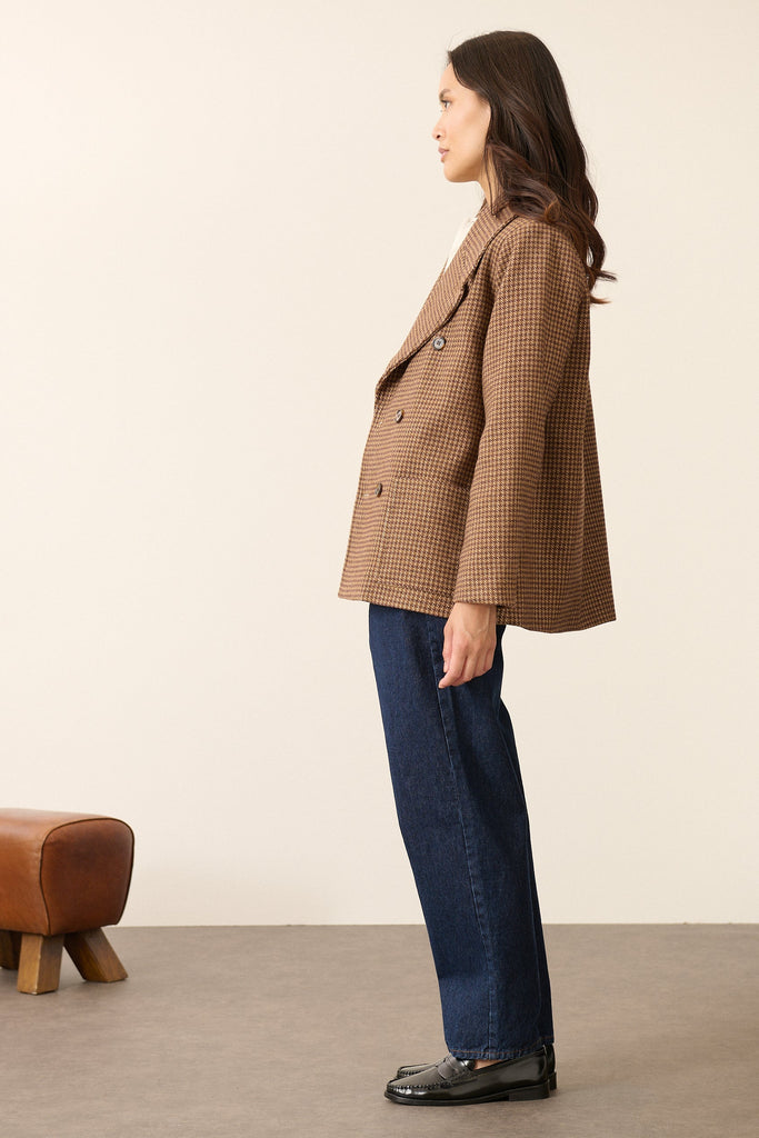 Manteau esprit caban, coloris marron en laine et polyester avec double boutonnage et boutons effet corne et doublure intégrée.