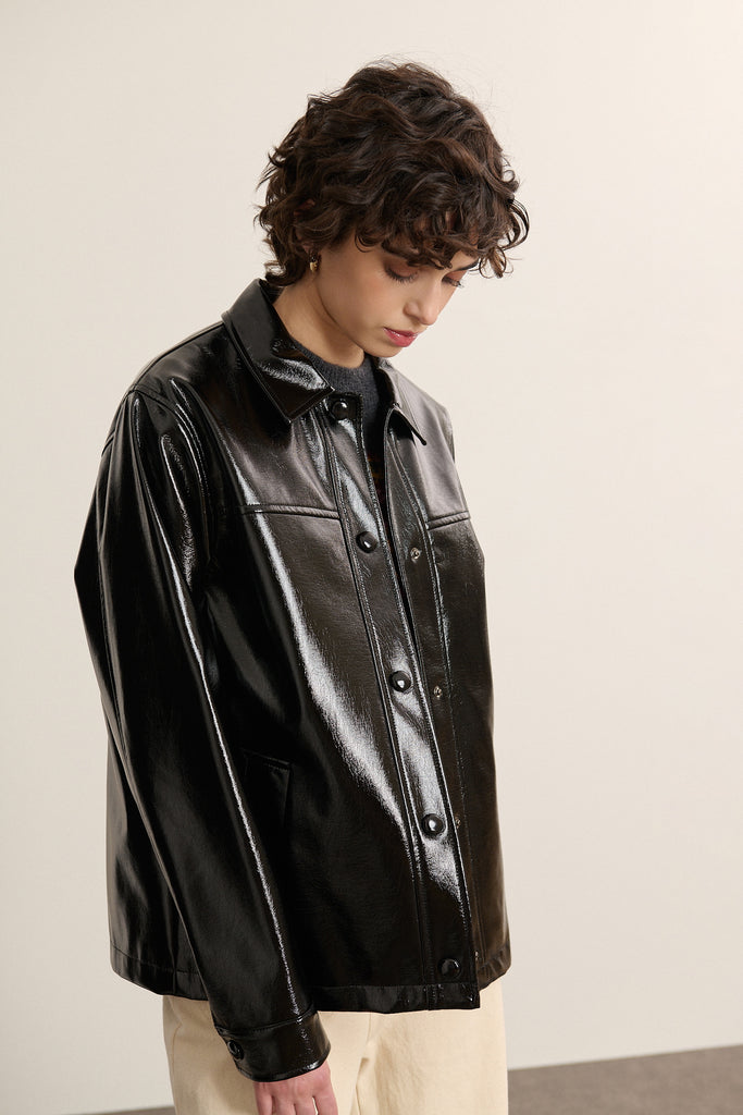 BROOKE, veste en vinyle coloris noir avec doublure, poches à l'avant et bouton pression recouvert. 