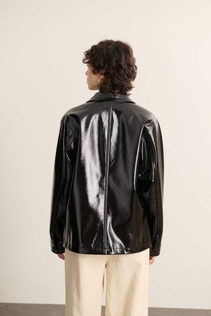 Vue de dos de la veste en vinyle, fabriquée en 100% polyester, avec brillance uniforme sur toute la surface.