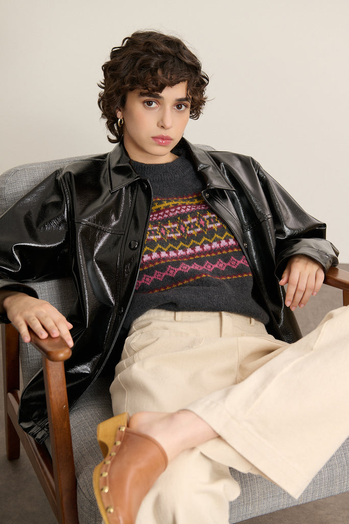 Veste courte en vinyle noir, collection Garance Paris automne hiver 2025, au style contemporain avec poches et doublure.