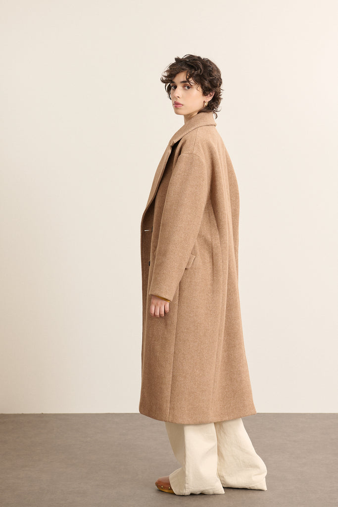 Manteau long pour femme collection automne hiver 2025 Garance Paris avec poches à rabats  coloris beige.