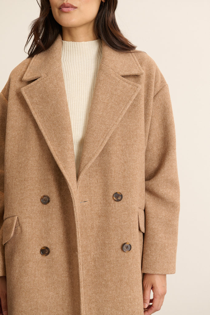 Zoom sur la matière du manteau TRAVIS beige, mélange de laine et de polyester, texture douce et structurée.