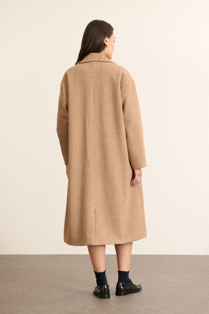 Vue de dos du manteau TRAVIS beige, composé d'une fente discrète en bas du dos et d'une coupe droite élégante. 