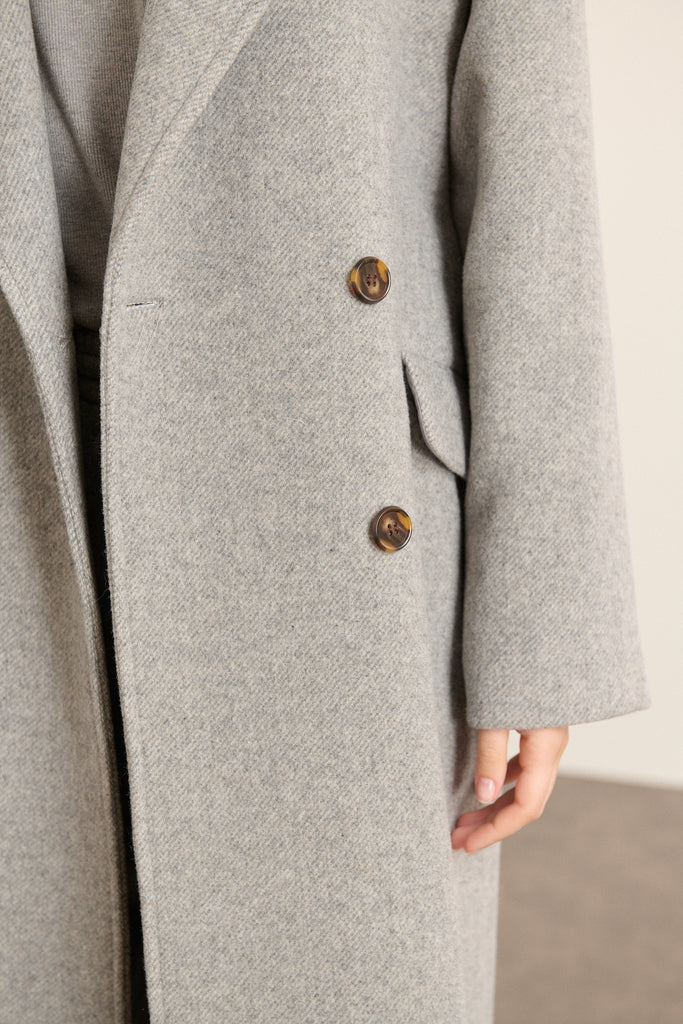 Zoom sur le tissu gris du modèle TRAVIS, texture douce grâce à un mélange de laine et de polyester. 
