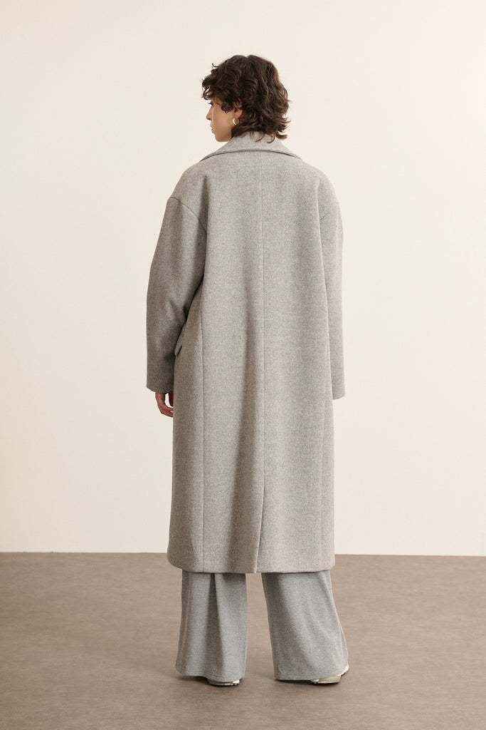 Dos du vêtement d'extérieur pour femme, TRAVIS en coloris gris, avec fente en bas du dos pour un tombé fluide. 