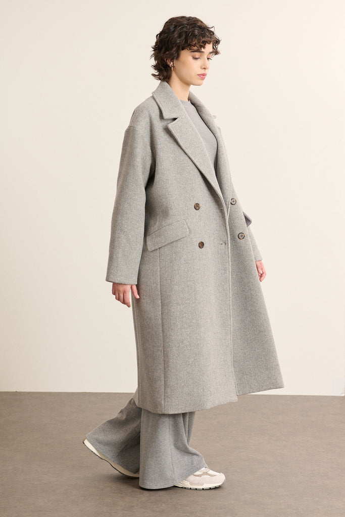 Manteau long Garance Paris de profil, col tailleur et ligne nette sur l'épaule, collection automne hiver 2025.