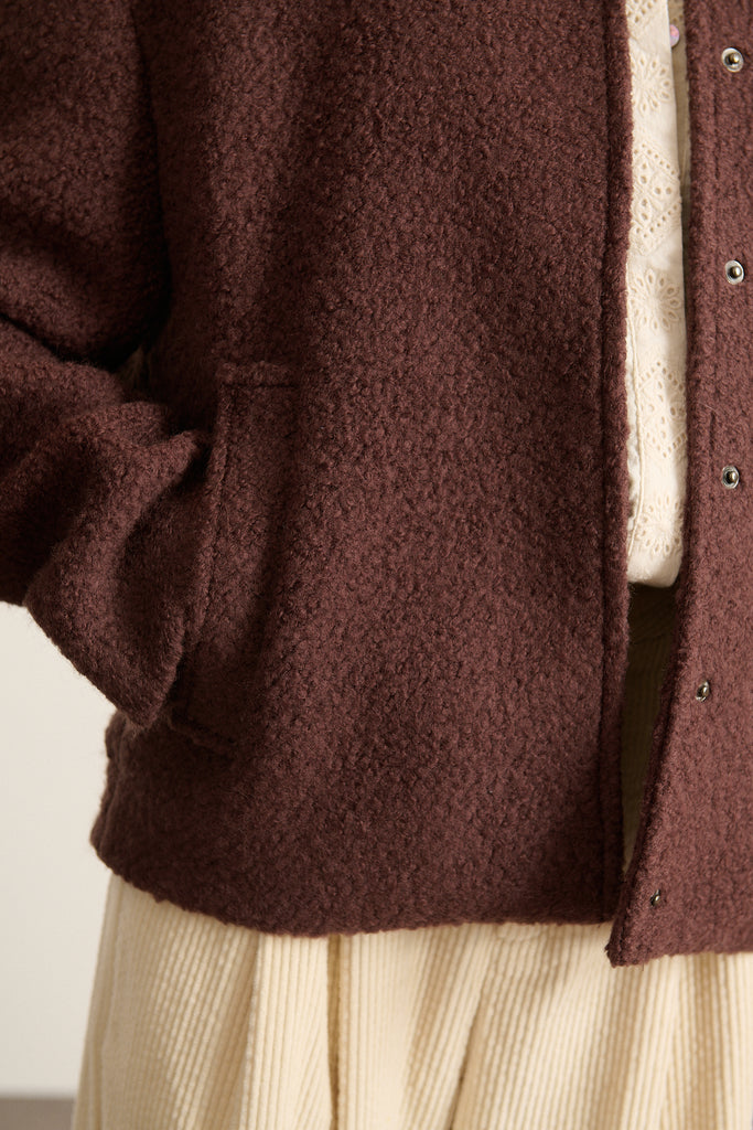 Mélange de laine et polyester pour le manteau TRESOR coloris marron avec poches et bouton pression. 