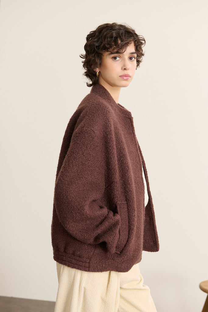 Vue arrière du manteau TRESOR coloris marron avec couture centrale visible, en laine et polyester.