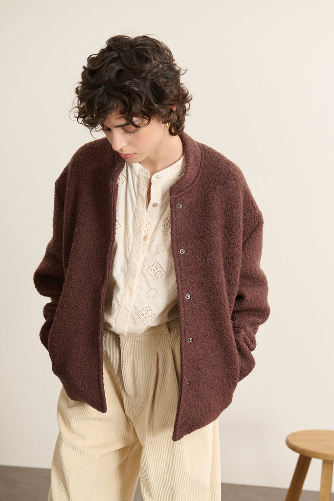 TRESOR, manteau court esprit bombers coloris marron en laine et polyester avec bouton pression et doublure.