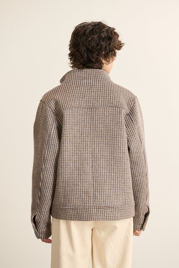 Vue arrière du manteau à coupe droite, motif carreaux raccordé et finition droite au bas du dos, coloris bleu.
