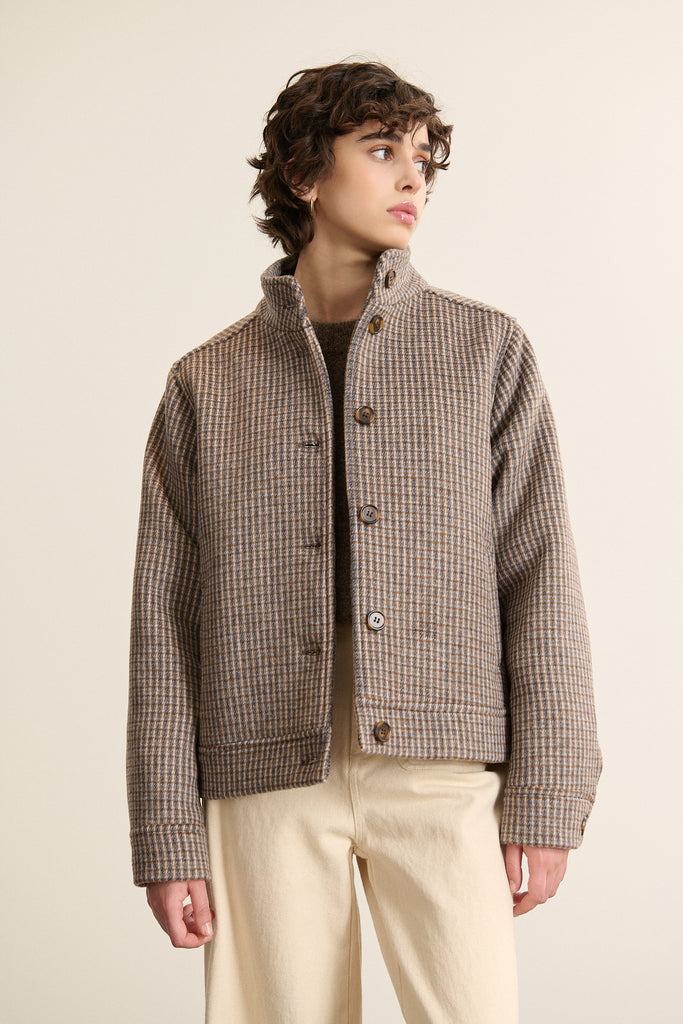Doublure intérieure unie ton sur ton avec le bleu du manteau TRUFFE court et motif à carreaux. 