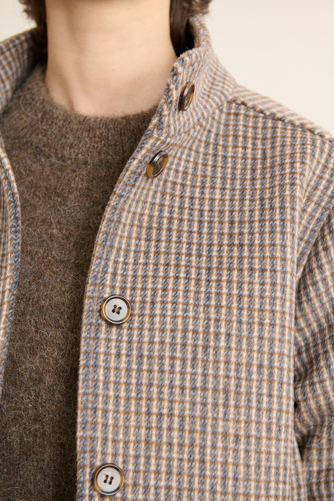 Manteau court à carreaux en laine et polyester, collection Garance Paris automne hiver 2025, boutons effet corne apparents.