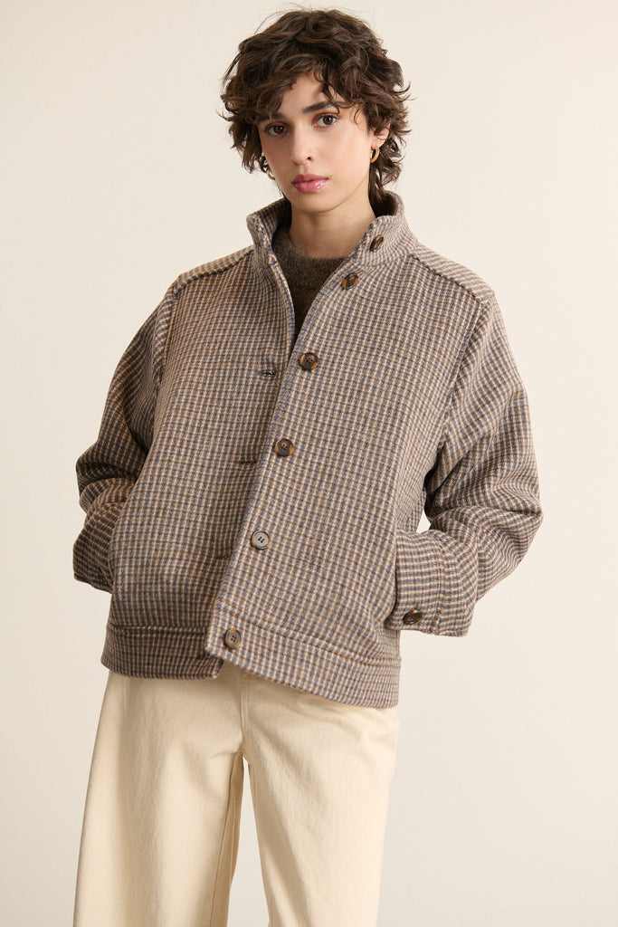 Manteau TRUFFE Garance Paris 2025 à carreaux coloris bleu avec poches, doublure et bouton effet corne. 