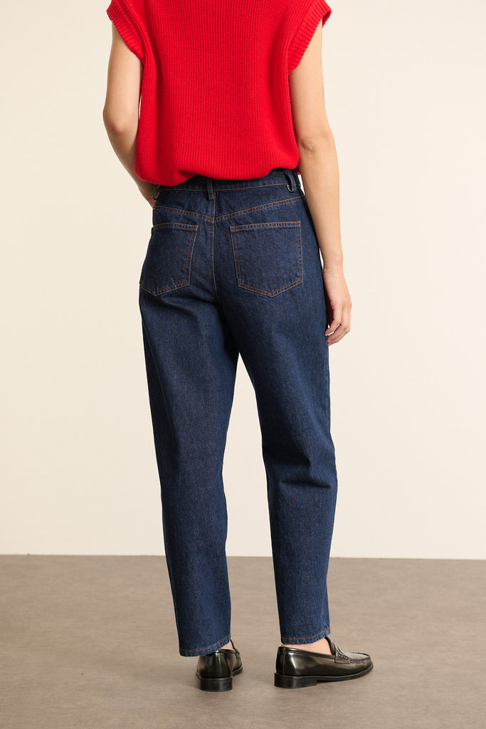 Vue arrière du pantalon coupe ballon, volume arrondi sur la cuisse et resserré en bas de jambe en denim brut.