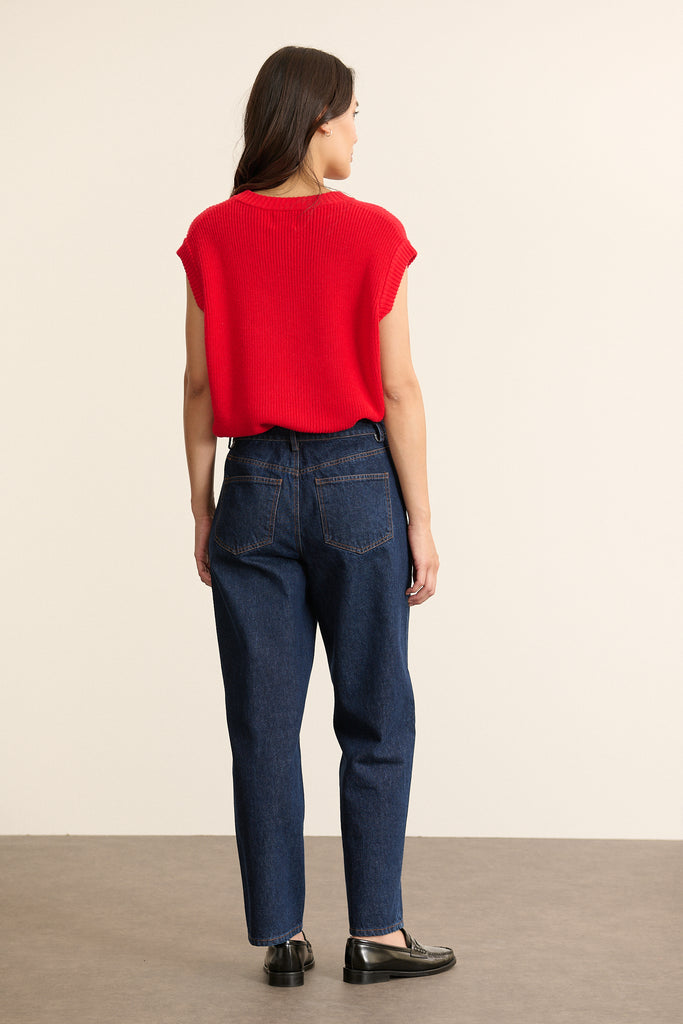 Pantalon pour femme avec fermeture centrée, bouton et zip visibles, passants larges, coloris brut Garance. 