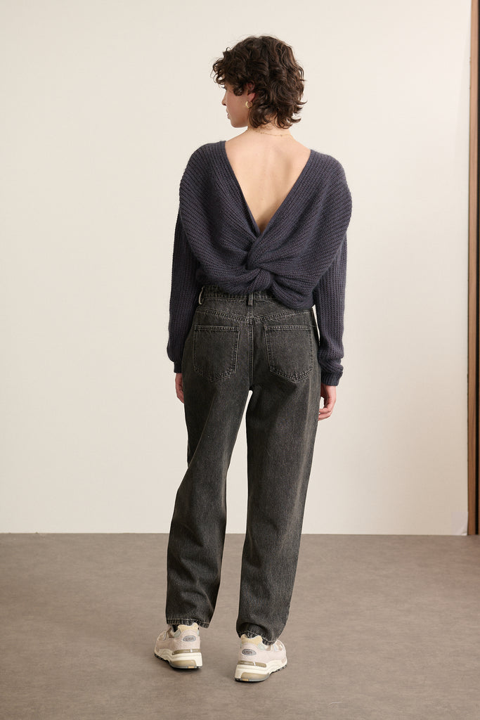Jean coupe ballon coloris gris 100 % coton, collection Garance Paris automne hiver 2025, poches devant et dos.