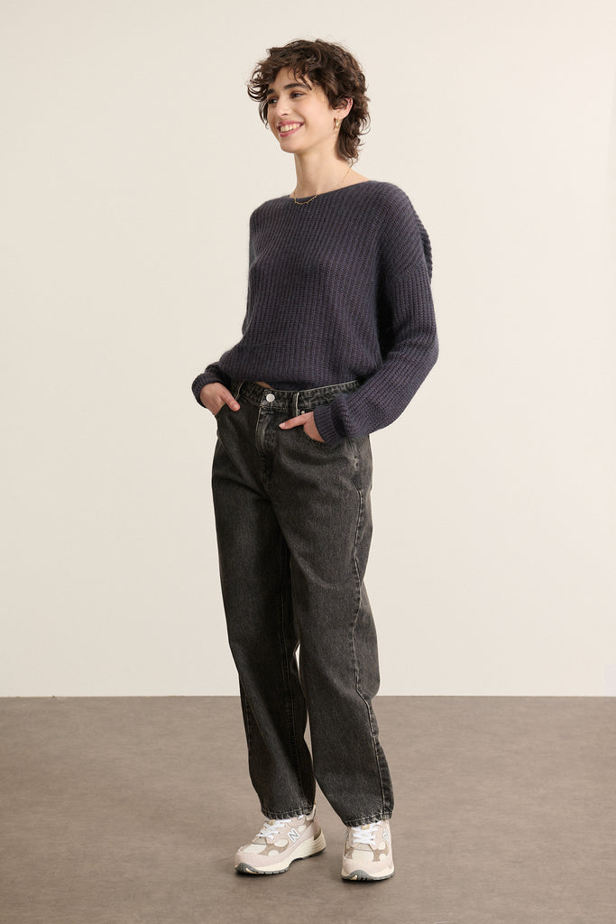 Jean BOY coloris gris, coupe ballon en denim 100 % coton avec poches à l'avant et au dos et fermeture zip et bouton.
