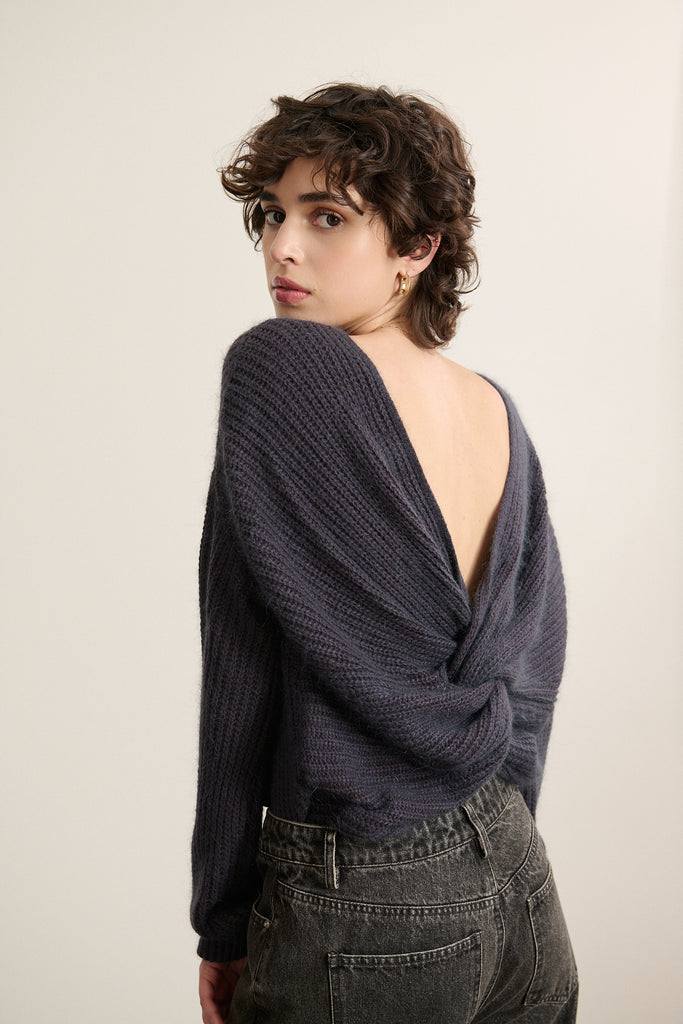 Pantalon en denim brut 100 % coton au tissage séré, coloris gris foncé uniforme avec surpiqûres contrastées visibles.