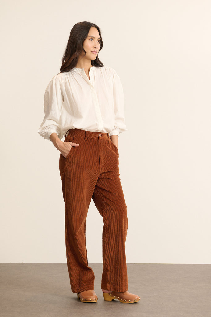 Un essentiel chez Garance, la blouse KETTY pour femme, coloris blanc entièrement fabriquée en coton.