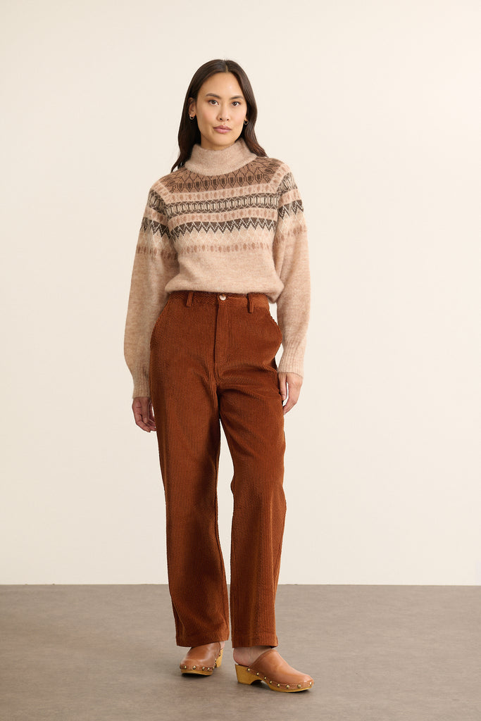Mannequin femme de face portant un pantalon droit en velours côtelé coloris biscuite, coupe droite et taille ceinturée.