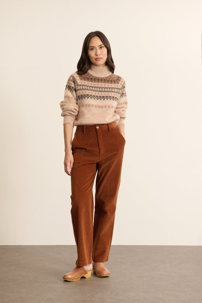Pantalon droit en velours coloris biscuit, collection Garance Paris automne hiver 2025, fermeture zip et bouton à la taille.