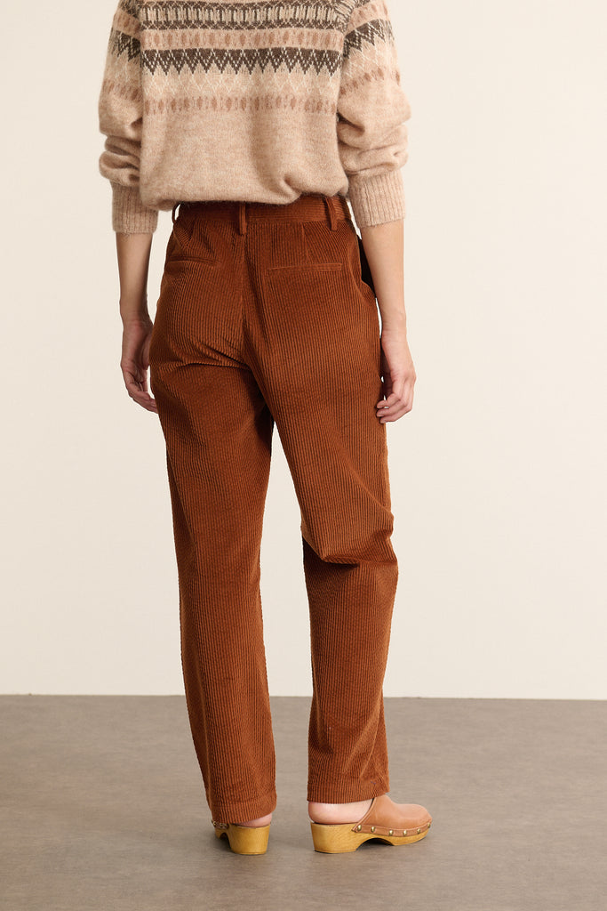 Garance Paris pantalon droit pour femme 100% coton, avec fermeture par un zip et bouton coloris biscuit. 