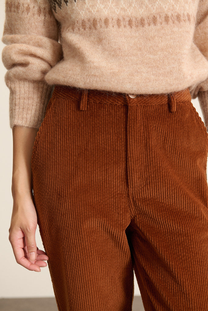 Tissu en velours 100% coton coloris biscuit, toucher doux avec côtes fines et régulières sur toute la surface du pantalon. 