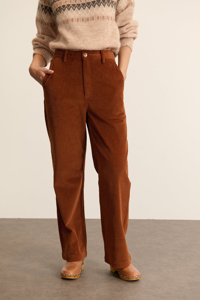 Ceinture plate avec bouton apparent et fermeture zippée, maintien renforcé à la taille sans pince marquée au devant.