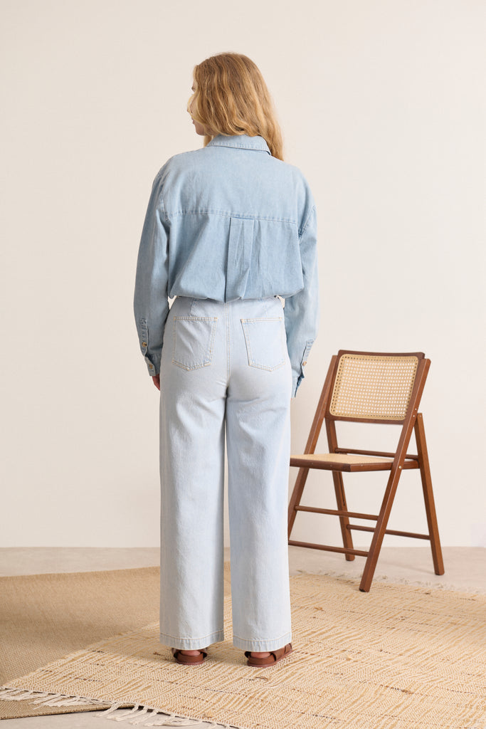 Pantalon droit à jambes larges taille haute avec passants avec pinces au dos coloris bleu collection estivale Garance