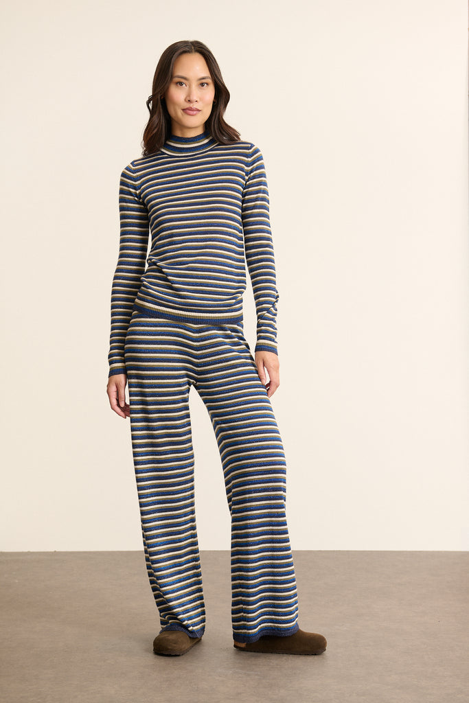 Mannequin femme de face portant un pantalon en maille bleu à rayures, coupe droite avec taille élastique et tombé souple.